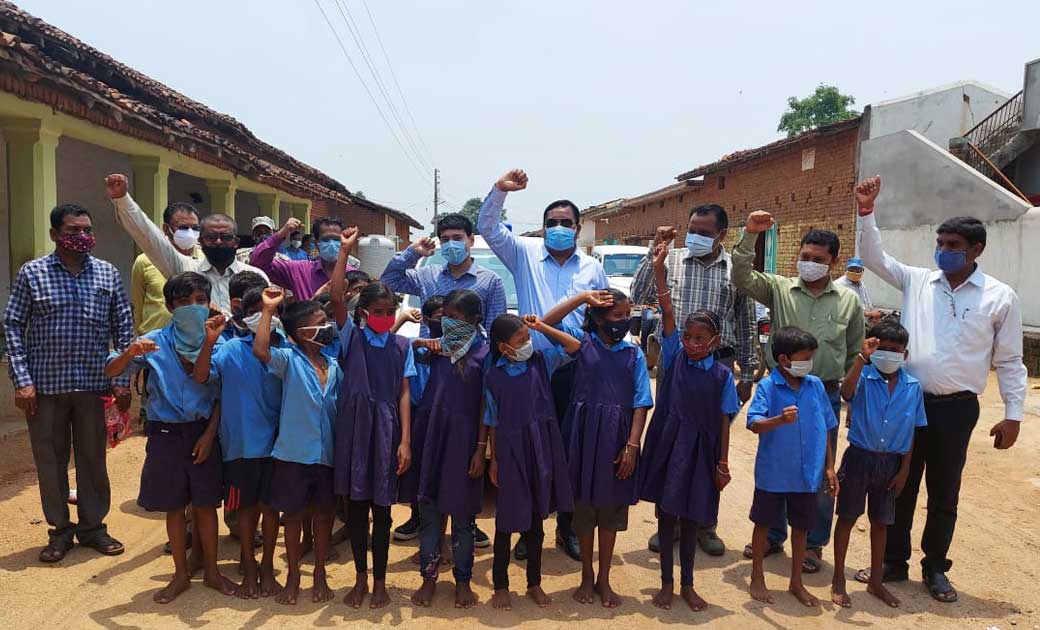 कलेक्टर सिंह ने मोहल्ला क्लास जाकर बच्चों से मिले बच्चों से ... - CG Sandesh