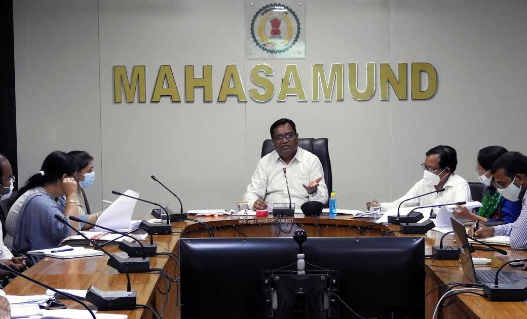 महासमुंद : कलेक्टर ने जिले के राजस्व अधिकारियों की ली बैठक - CG Sandesh