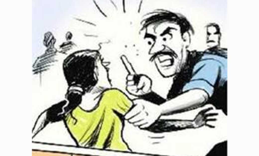 शराब  पीकर  जेठ  ने कहा तुम्हारा पति कर्जा करके मरा है, और फिर की मारपीट.   