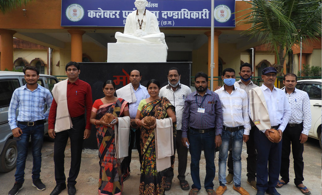महासमुंद: कलेक्टर ने राजस्व के पदोन्नत कर्मचारियों का शाल-श्... - CG Sandesh