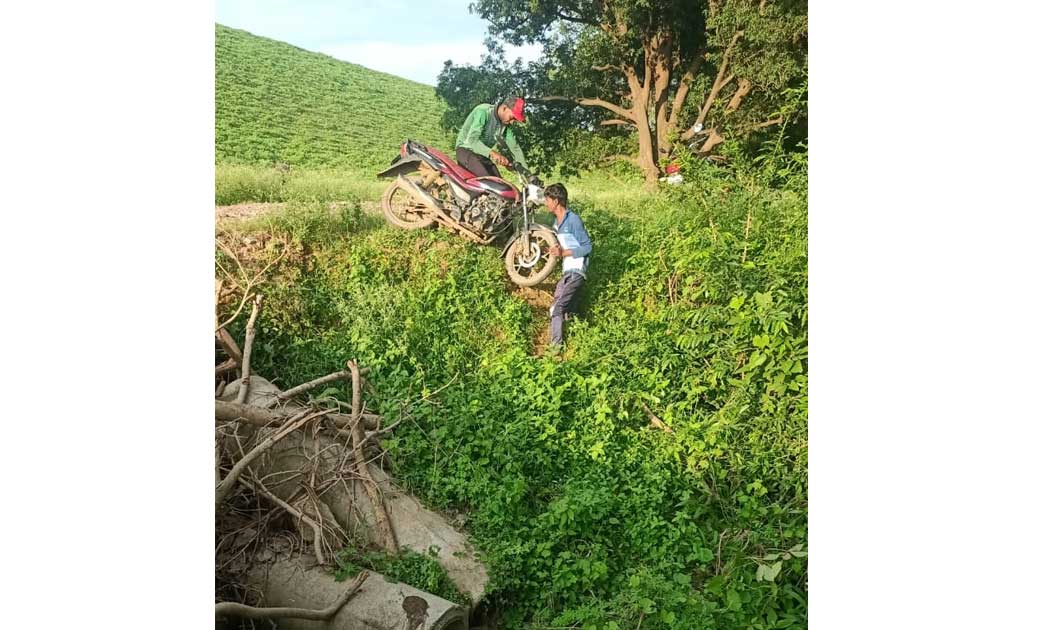 खुड़िया डैम के वेस्ट वियर मार्ग पर गड्ढे पर जा गिरी बाइक....
