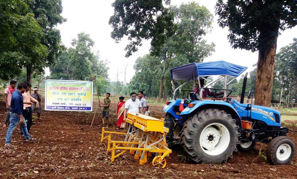 लघु धान्य फसलों के उत्पादन को बढ़ाने कतार बोनी का प्रदर्शन