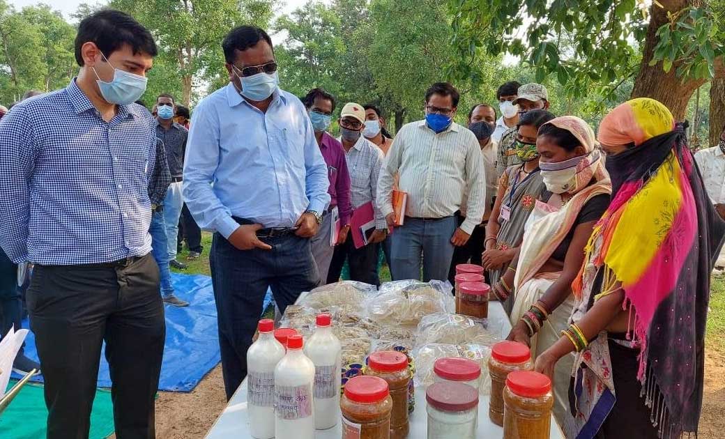 महासमुंद : कलेक्टर, सीईओ सहित अधिकारियों ने खरीदी, महिला स्व... - CG Sandesh