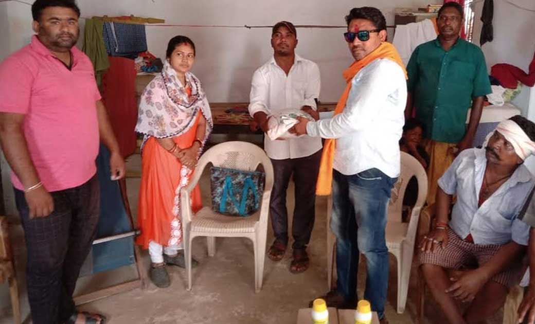 ग्राम कोना में कृषकों को किया खाद-बीज का वितरण  - CG Sandesh