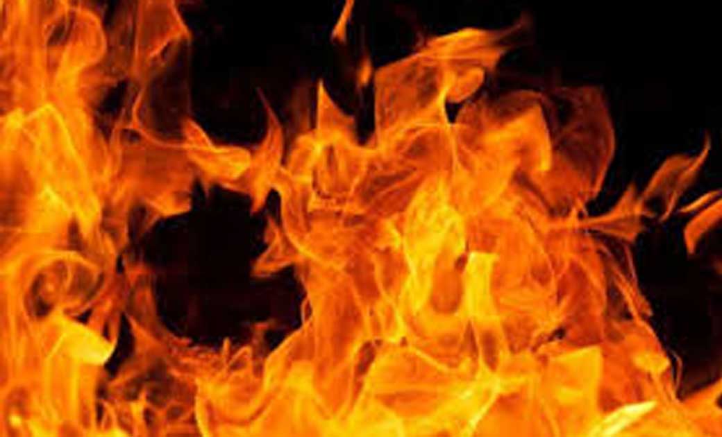 अज्ञात व्यक्ति ने वाहन में लगाई आग, 2 लाख रुपये के कपड़े जले 