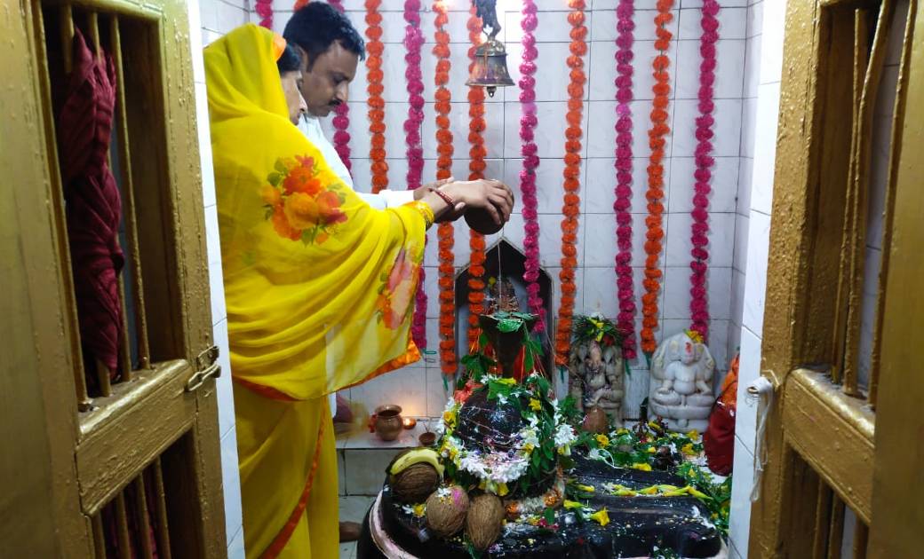 लोरमी में सावन पहले सोमवार को मंदिरों में श्रद्धालुओं का तांता, भोले बाबा का किया जलाभिषेक