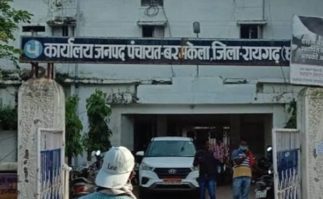 Big breaking:-साल्हेओना के सचिव बसंत सिदार को अतरिक्त प्रभार से हटाया....असंतुष्ट ग्रामीण व पंचों ने सीईओ को दिए थे लिखित में शिकायत