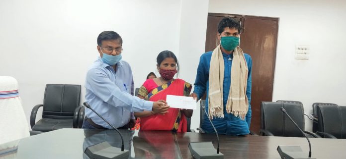 जशपुर : विवाह प्रोत्साहन योजना के तहत् मिली 50 हजार की सहायत... - CG Sandesh