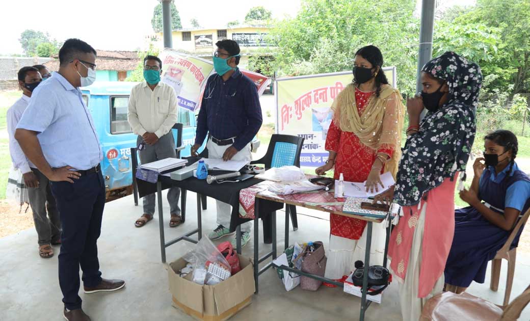 कलेक्टर ने किया ग्रामीण सचिवालयों का आकस्मिक निरीक्षण, लोगों ने ताली बजाकर किया स्वागत