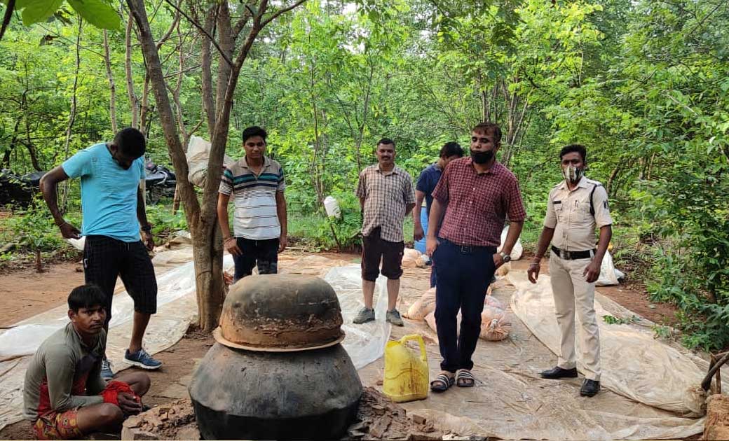 रायगढ़ एस.पी. अभिषेक मीणा के निर्देश और एसडीओपी प्रभात पटेल के मार्गदर्शन पर सारंगढ़ थाना प्रभारी अमित शुक्ला की बड़ी कार्यवाही.... 560 लीटर महुआ शराब के साथ आरोपी गिरफ्तार, तोड़ी गई महुआ शराब की अवैध भट्टी, 70 बोरी महुआ पास का नष्टीकरण.... 