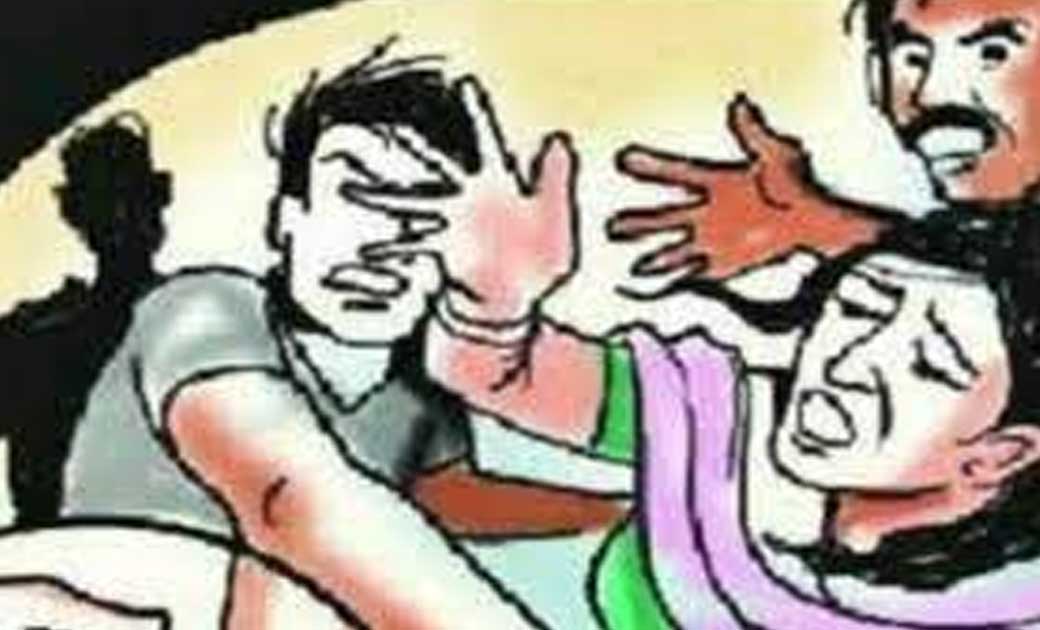 महिला की बाड़ी में गाड़ने लगे खूंटी, मना करने पर की मारपीट, 4 लोगों पर अपराध दर्ज.