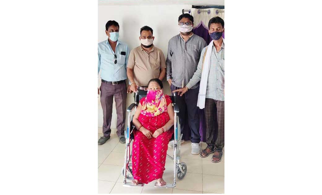 अर्जुनी निवासी चंद्रिका को मिली व्हीलचेयर