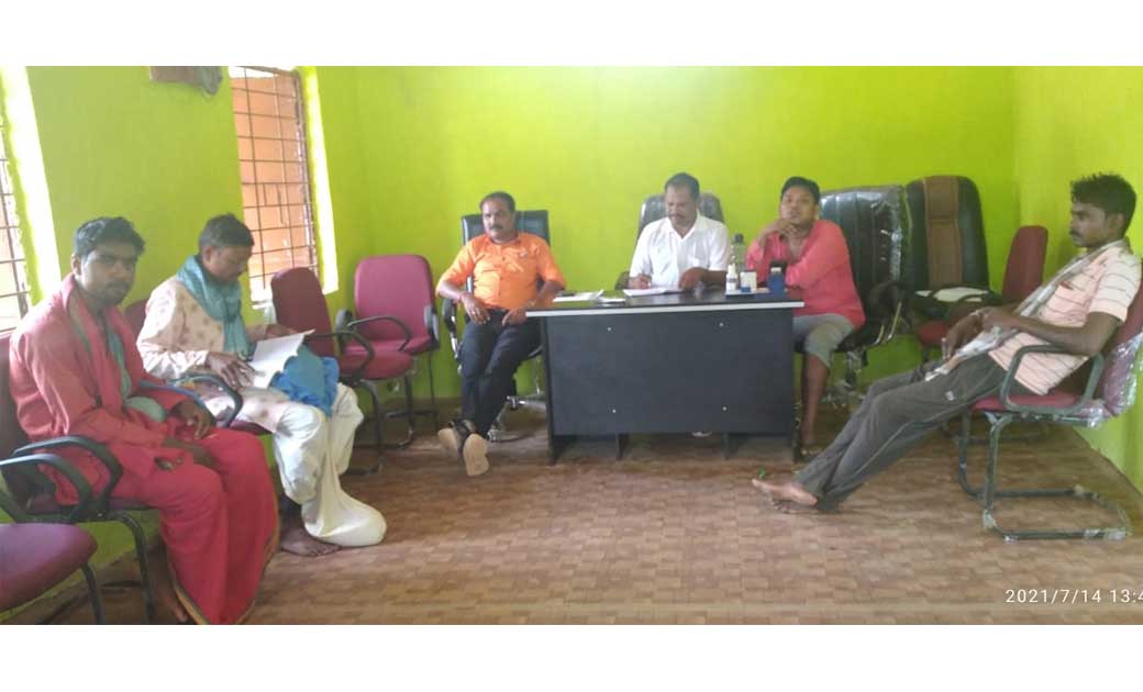 पायली खंड जुगाड़ थाना प्रभारी ध्रुव ने ली ग्रामीणों की बैठक, ... - CG Sandesh