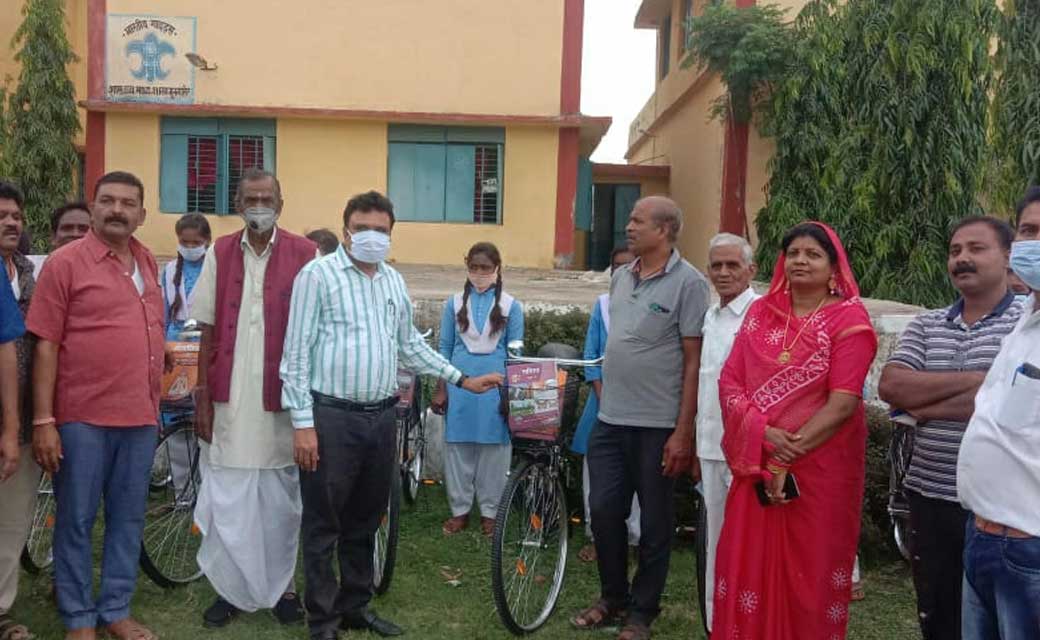 संसदीय सचिव द्वारकाधीश यादव के  हाथों  साइकिल वितरण कार्यक्रम हुआ संपन्न।