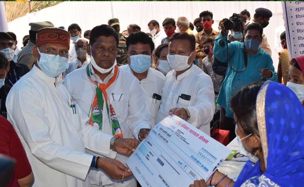 महासमुंद : जिले के प्रभारी मंत्री  साहू ने हितग्राहियों को स... - CG Sandesh