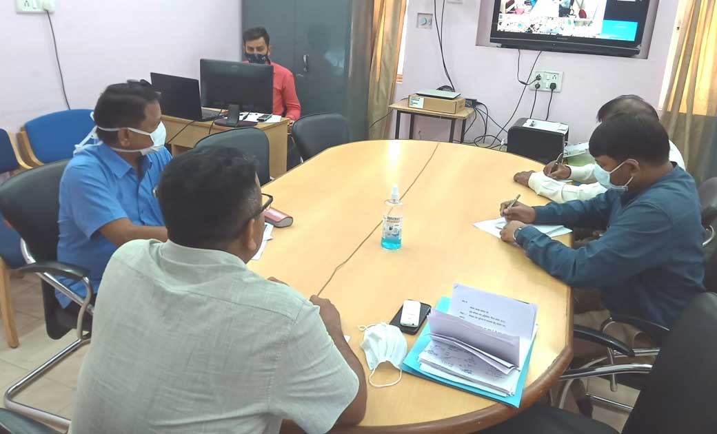 कोविड नियंत्रण हेतु जिला प्रशासन सतर्क : कलेक्टर ने ली सभी एसडीएम, तहसीलदार एव बीएमओ की बैठक