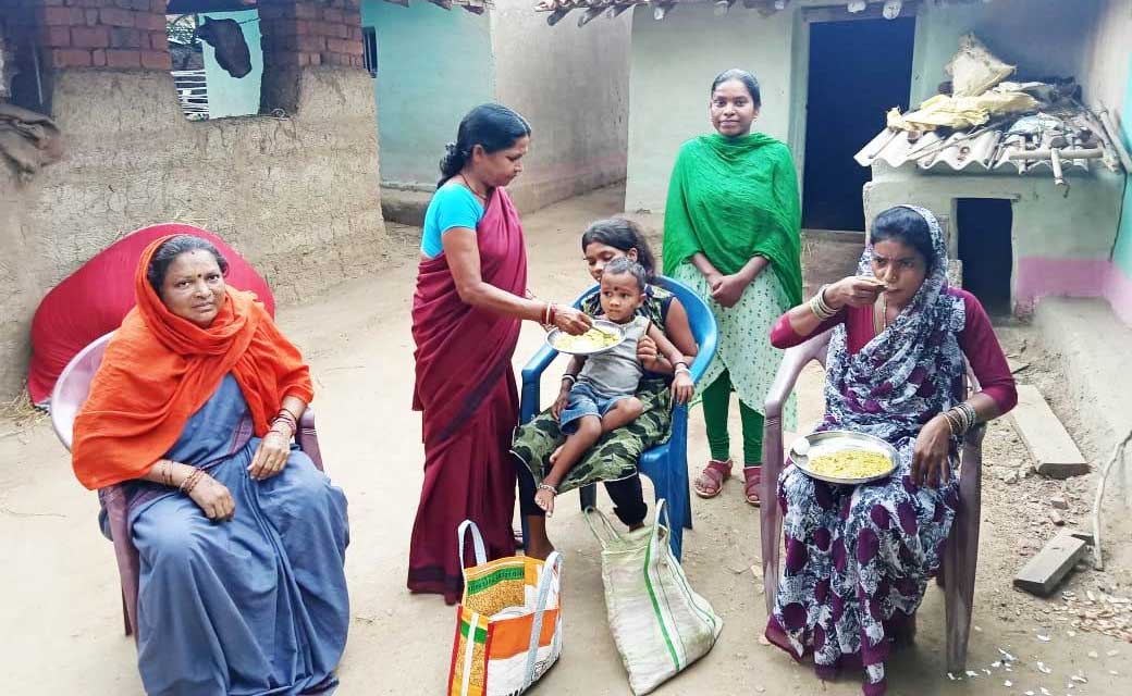 सुपोषण दूतो के द्वारा हितग्राहियों के घर-घर जाकर  खिलाया जा रहा है पौष्टिक हलवा एवं खिचड़ी