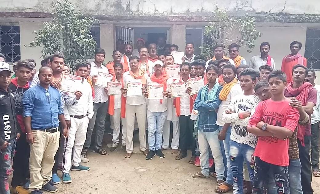 बेरोजगारी एवं  शराब बंदी की मांग के नारे लगाते हुए शिवसेना ने निकाली मोटरसाइकिल रैली