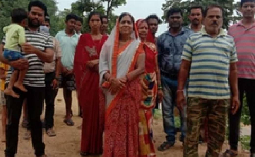 पिथौरा ब्लॉक के ग्राम गोड़मर्रा के सरपंच पद्मलोचन बगर्ति द्वारा गांव के तालाब मैं साफ़ सफ़ाई एवं वृक्षारोपण कर किया घेराव....