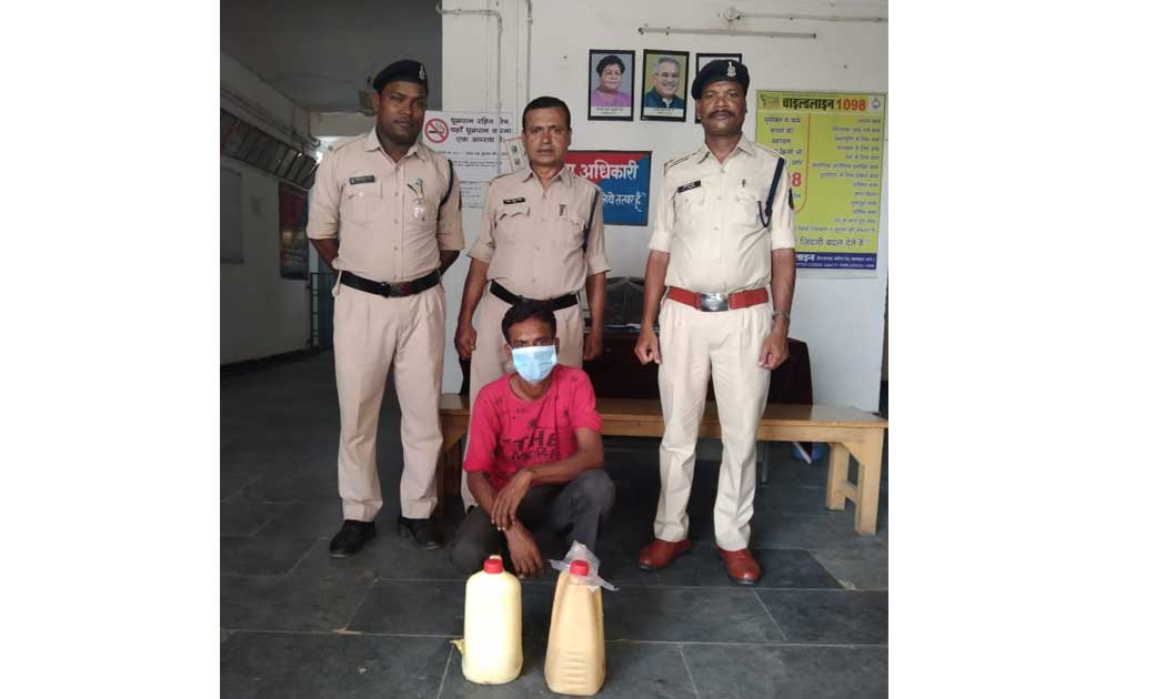 पिथौरा : 08 लीटर महुआ शराब के साथ एक व्यक्ति गिरफ्तार.