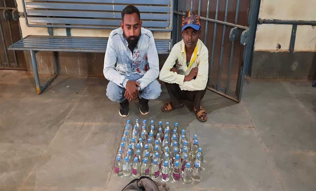 महासमुन्द : चारो आरोपियो से 158 नग देशी, अंग्रेजी शराब व 2 म... - CG Sandesh