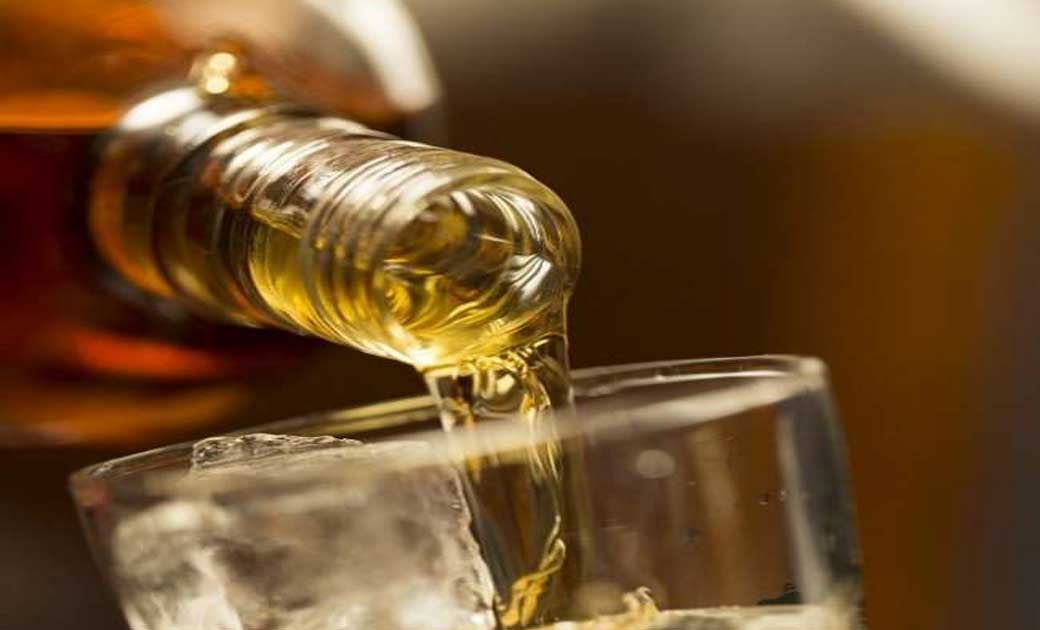 सांकरा : झोपडी में लोगों को शराब पिलाने का सुविधा उपलब्ध कराने पर कार्यवाही.
