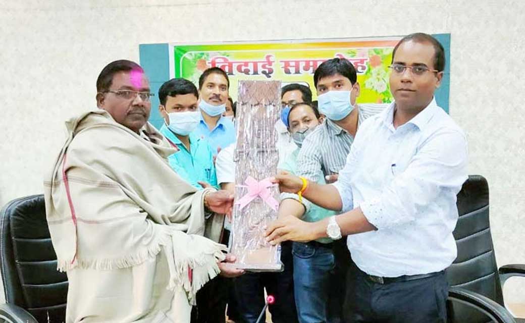 सहायक परियोजना अधिकारी जिला पंचायत जैन को सेवा निवृत्ति होने... - CG Sandesh