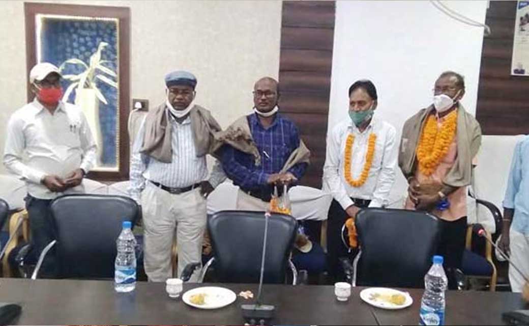 सहायक अधीक्षक भास्कर व आर.आर. मरकाम सहित पांच लोगों को दी गई... - CG Sandesh