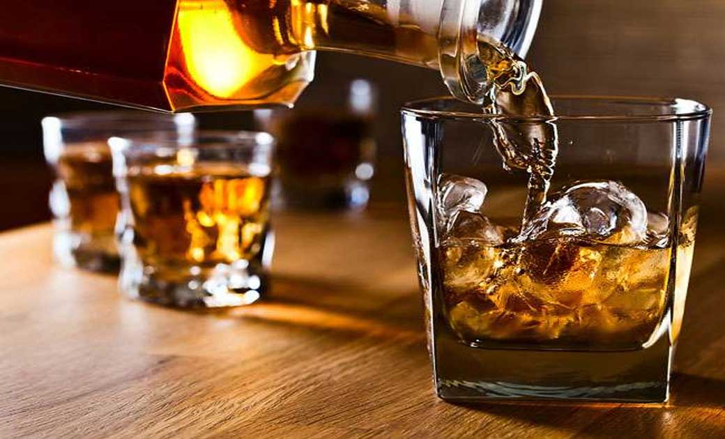 सांकरा : शराब पीने वालों को सामान मुहैय्या कराने वालो पर कार्यवाही.