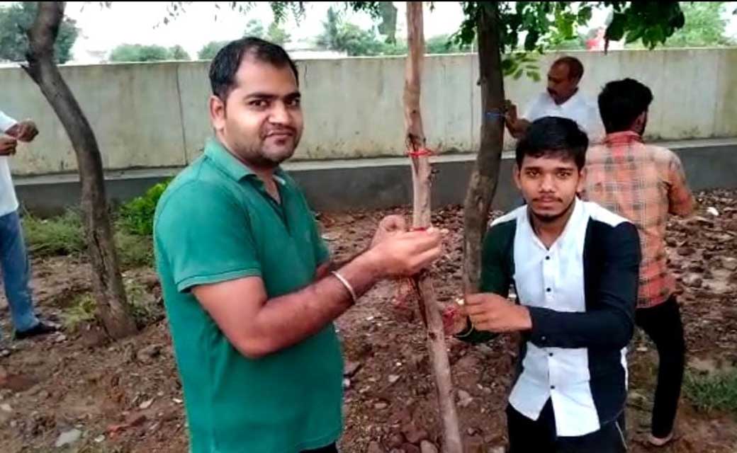 मुक्तिधाम में लगे पौधों को रक्षा सूत्र बांधकर मनाया गया फ्रेंडशिप डे...