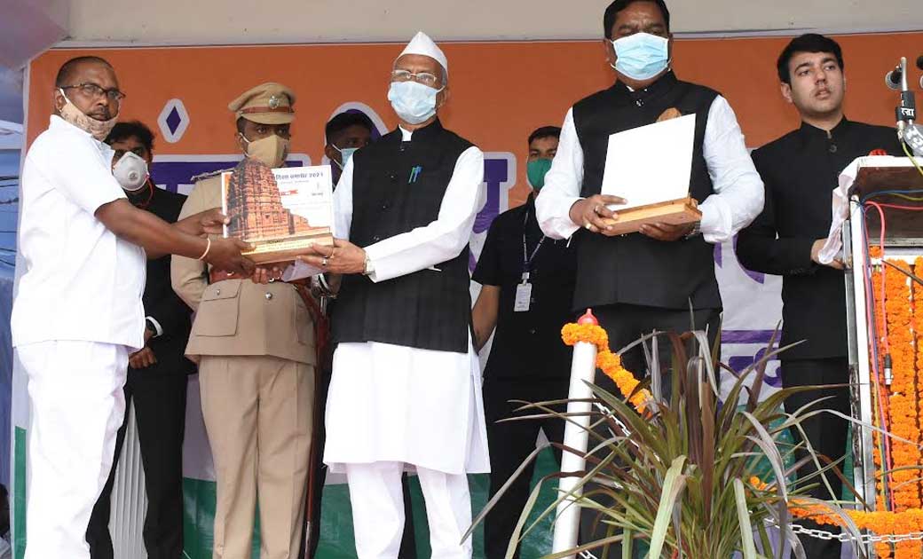 महासमुंद : सोशल डिस्टेंसिंग के साथ मनाया गया 75 वां स्वतंत्र... - CG Sandesh