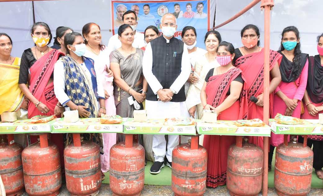 महासमुंद : स्वतंत्रता दिवस पर 302 डबल गैस सिलेंडर और चूल्हा ... - CG Sandesh
