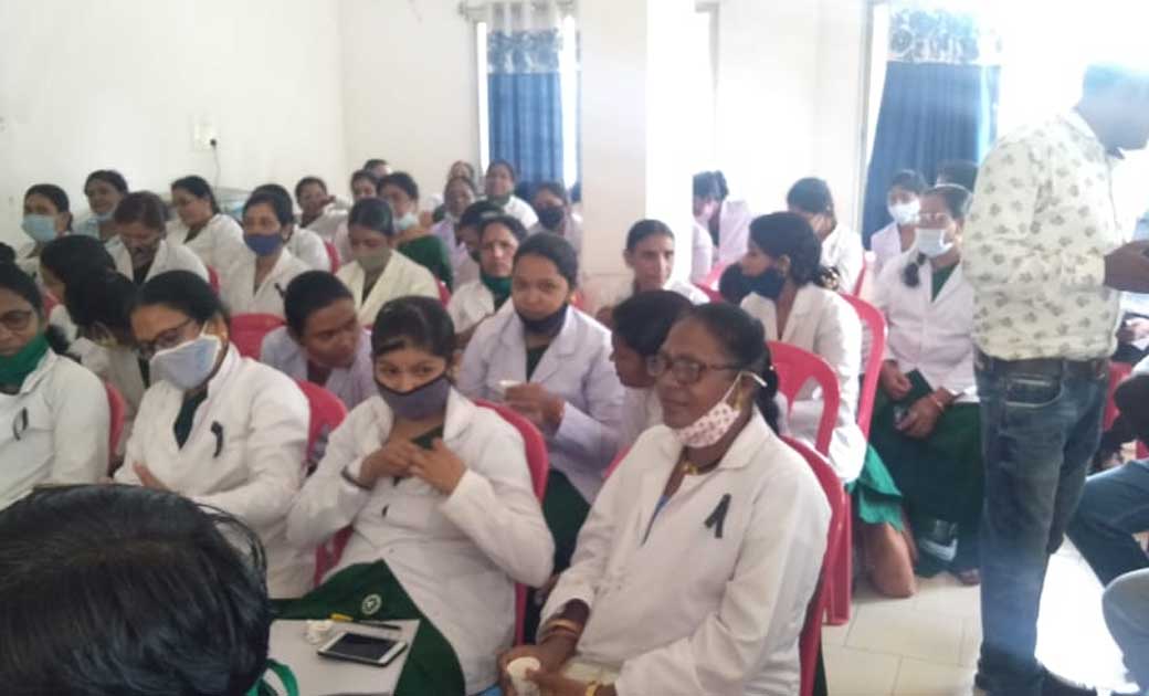 स्वास्थ्य संयोजक कर्मचारी संघ महासमुंद द्वारा काली पट्टी बांध कर कार्य किया गया