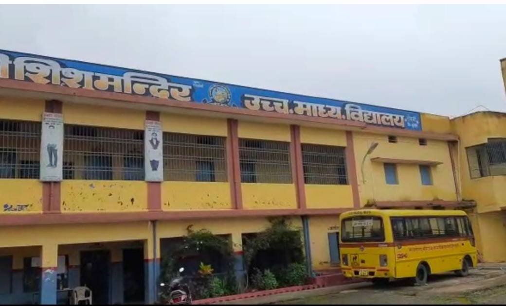 स्कूलों का खुला ताला, छात्र-छात्राओं ने भी रखा कदम