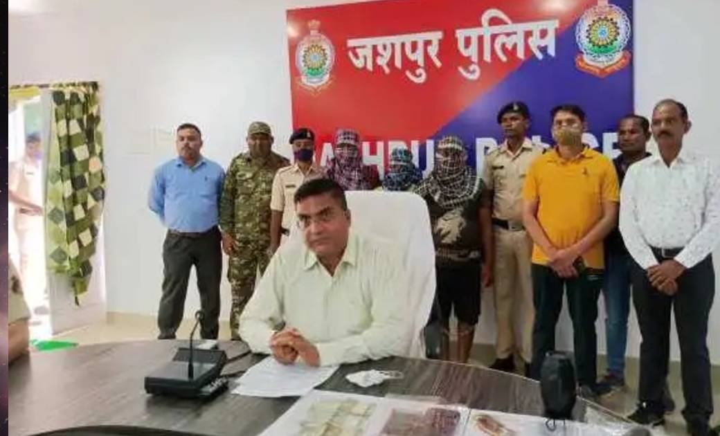 पति-पत्नी को जबरन घर से बहार ले जाकर बन्दुक दिखाकर पैसे लुटन... - CG Sandesh