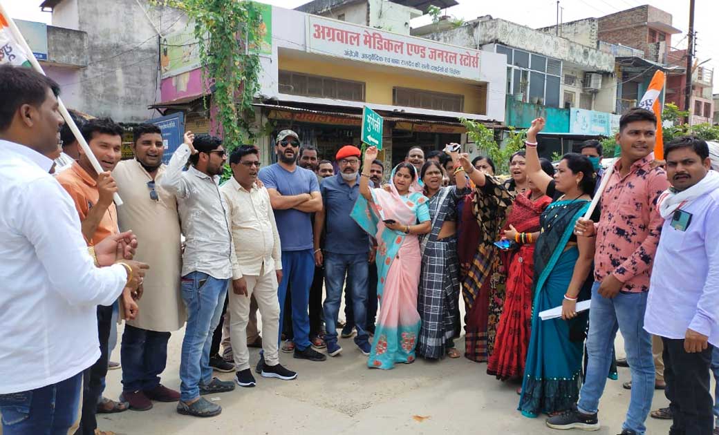 महिला सांसदों के साथ अभद्रता का आरोप, कांग्रेस ने फूंका पीएम का पुतला.....