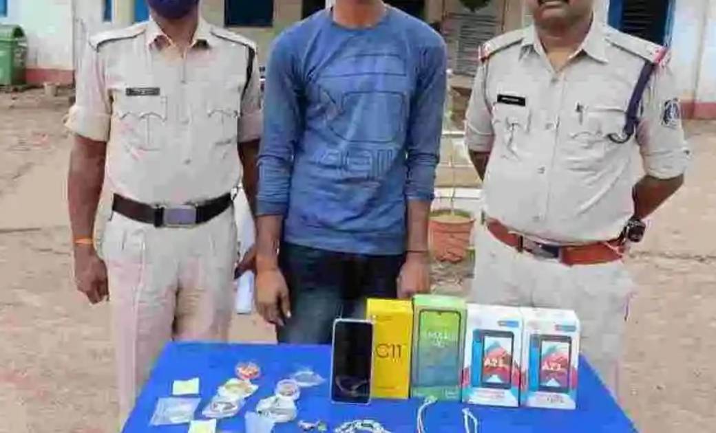 17 मोबाइल और 1लाख 66हज़ार का जेवर एवं नगदी रकम चोरी करने वाले... - CG Sandesh