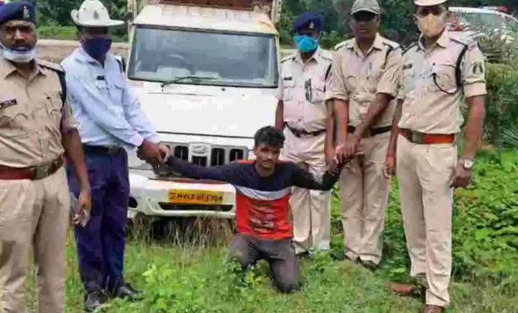 झारखण्ड से पिकअप चोरी करके भाग रहे आरोपी को जशपुर पुलिस ने प... - CG Sandesh
