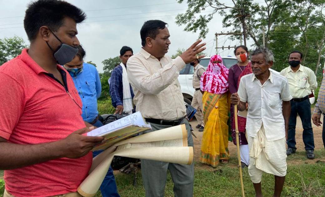 महासमुंद: कलेक्टर रैंडमली तीन गाँव में गिरदावरी का निरीक्षण ... - CG Sandesh