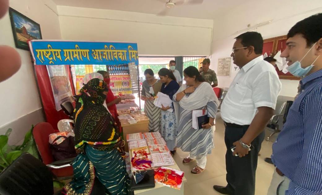 महासमुन्द: कलेक्टर सिंह ने राखी स्टाॅल का किया अवलोकन, घरेलू... - CG Sandesh