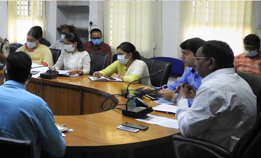 महासमुंद: कलेक्टर डोमन सिंह ने आदिम जाति कल्याण द्वारा संचाल... - CG Sandesh