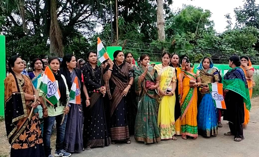 राज्यसभा सदन में हुये महिला कांग्रेस सांसद के साथ अभद्र व्यवहार को लेकर महिला कांग्रेसीयों के द्वारा नरेन्द्र मोदी का पुतला दहन किया गया, मोदी के खिलाफ जमकर नारेबाजी किये