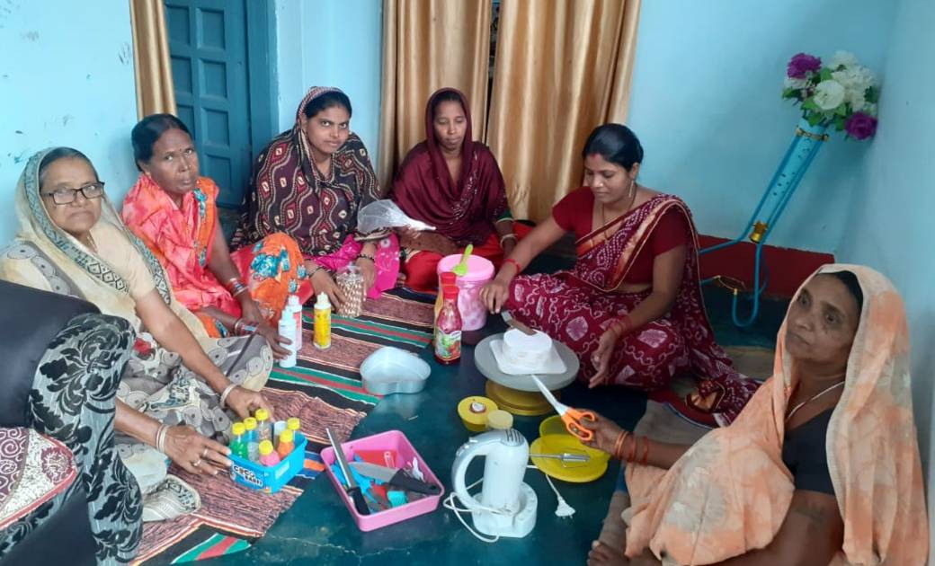 महासमुंद: समूह की महिलाओं को केक एवं अन्य सामग्री बनाने से ह... - CG Sandesh