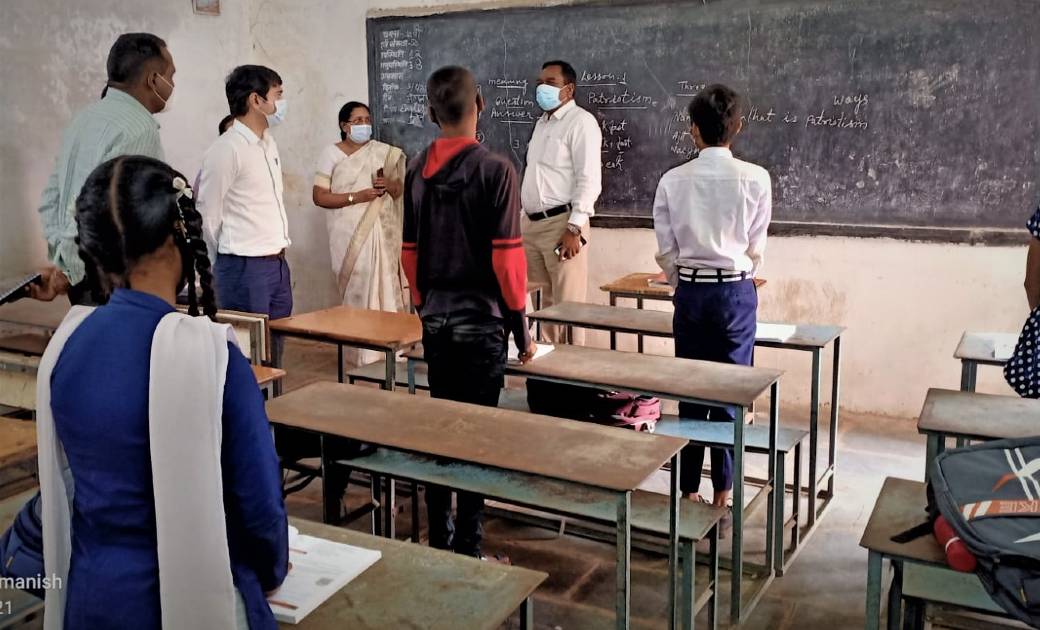 महासमुन्द: कलेक्टर पहुंचे स्कूल बच्चों से जानी प्रतिक्रिया, ... - CG Sandesh