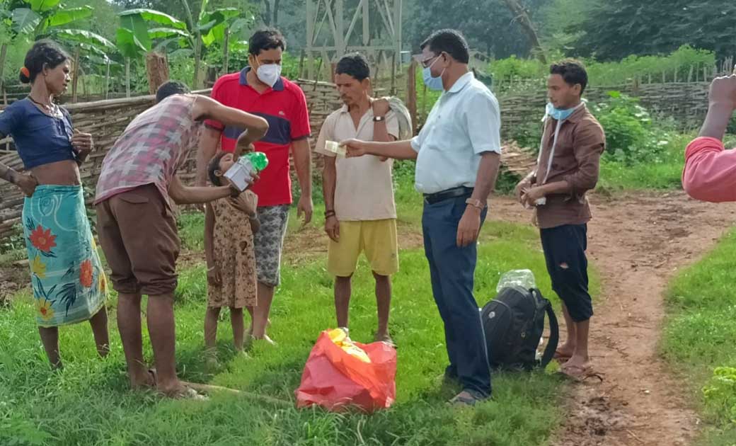 अबूझमाड़ ईलाके में घूम-घूमकर सी.एम.ओ. दे रहे अपनी स्वास्थ सेव... - CG Sandesh