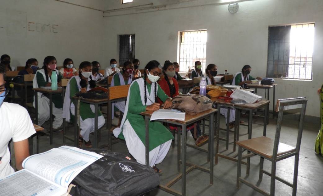 महासमुंद: लम्बी अवधि के बाद स्कूल खुलने से बच्चों में दिखा उ... - CG Sandesh