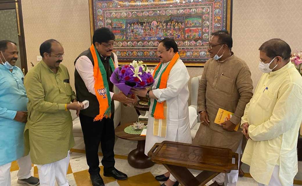 पूर्व आईएएस गणेश शंकर मिश्रा भाजपा में हुए शामिल, पार्टी का गमछा पहना जेपी नड्डा ने दी शुभकामनाएं