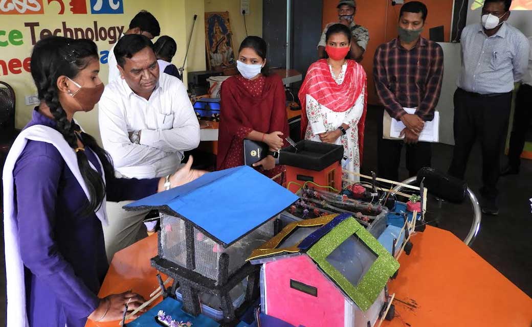 महासमुंद : कलेक्टर  पहुंचे ग्राम बेलसोंडा के स्कूल, विद्यार्... - CG Sandesh