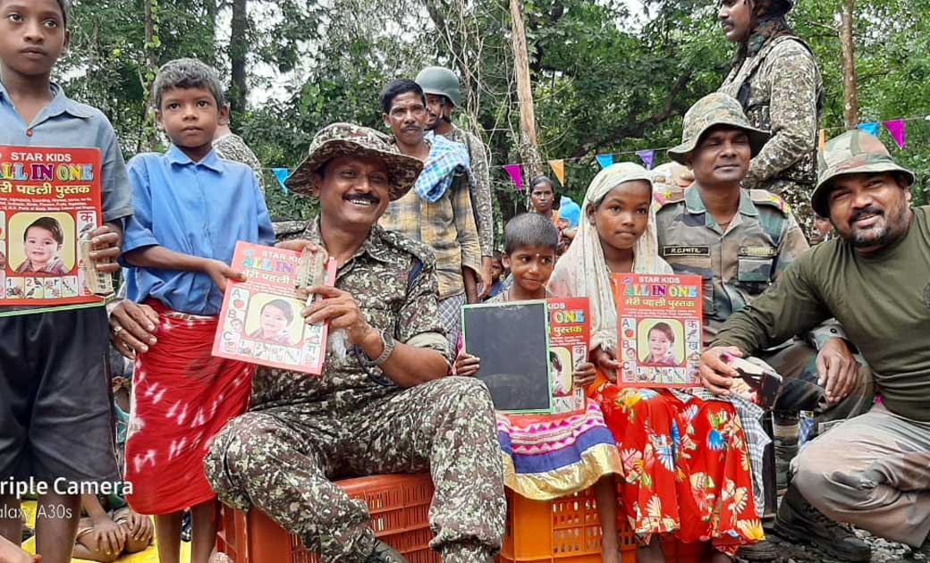 जिस गाँव में बच्चों को बांटी थी किताबें, फहराया था झंडा, उसी... - CG Sandesh