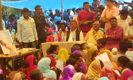 ग्रामीणों के धरना स्थल में पहुंचे विधायक चंदन कश्यप व अनूप न... - CG Sandesh